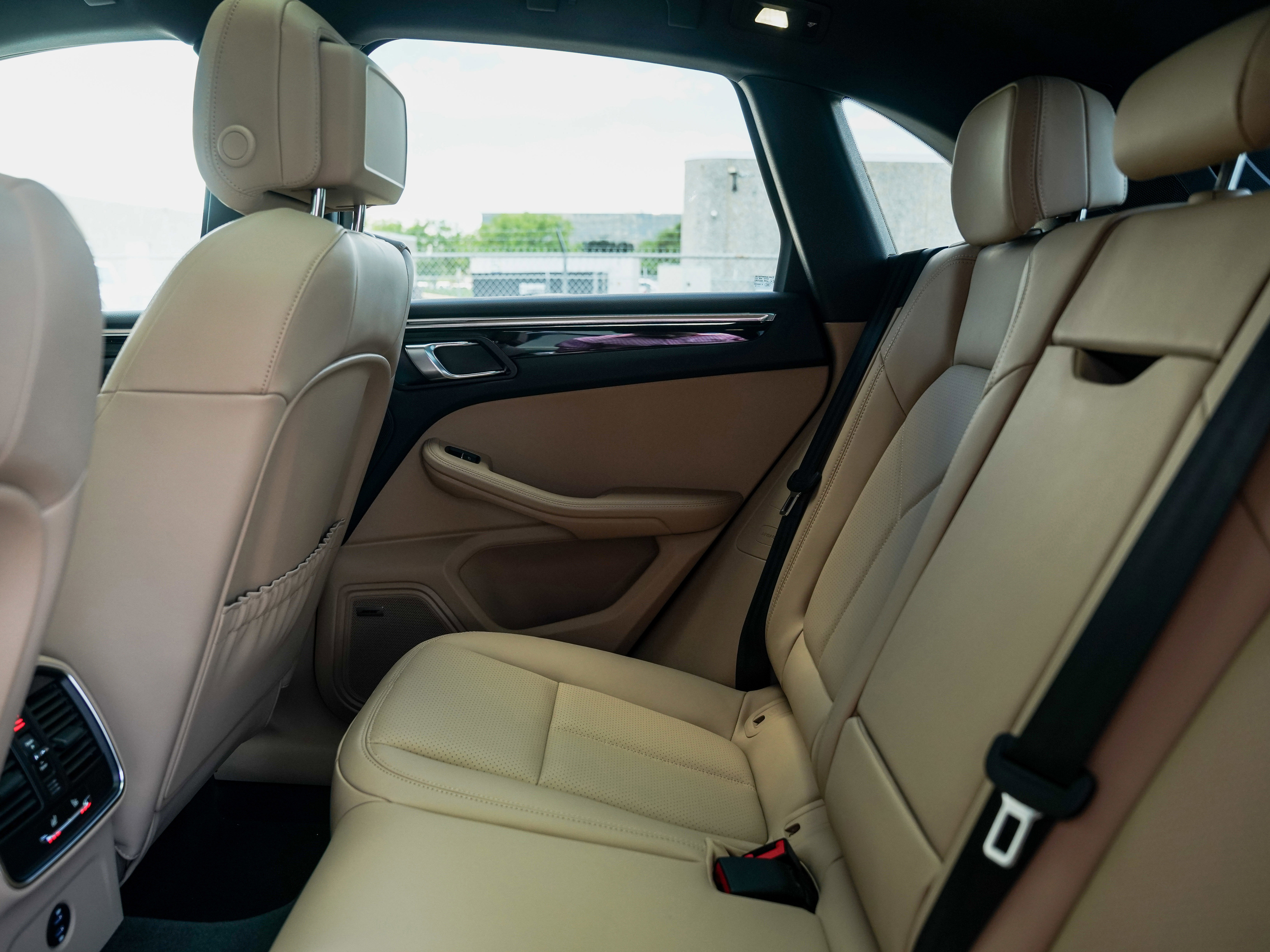 Certified 2025 Porsche Macan image 28