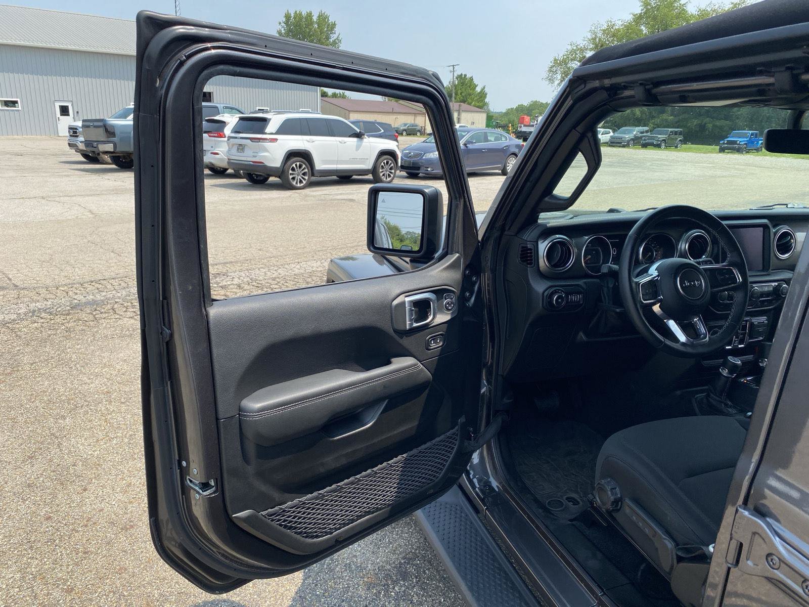 Used 2022 Jeep Wrangler Unlimited Sahara w/ Cold Weather Group AWD/4WD image 18