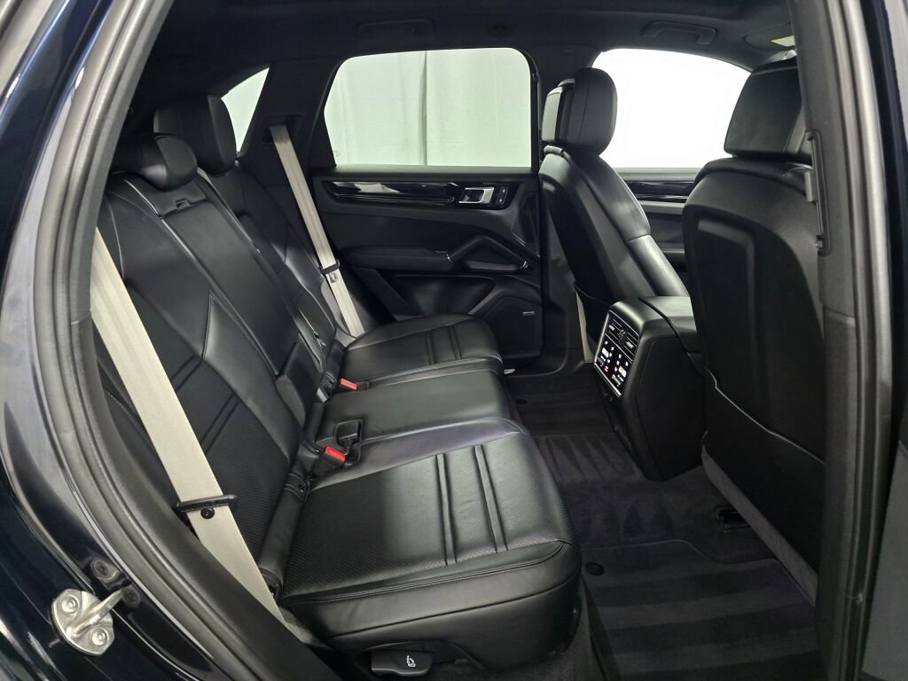 Certified 2023 Porsche Cayenne Platinum Edition AWD/4WD image 24