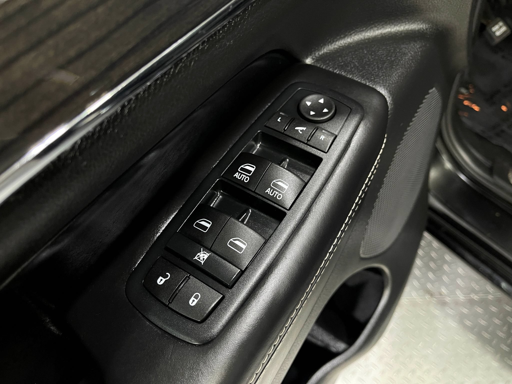 Used 2017 Jeep Grand Cherokee Overland w/ Jeep Active Safety Group AWD/4WD image 16