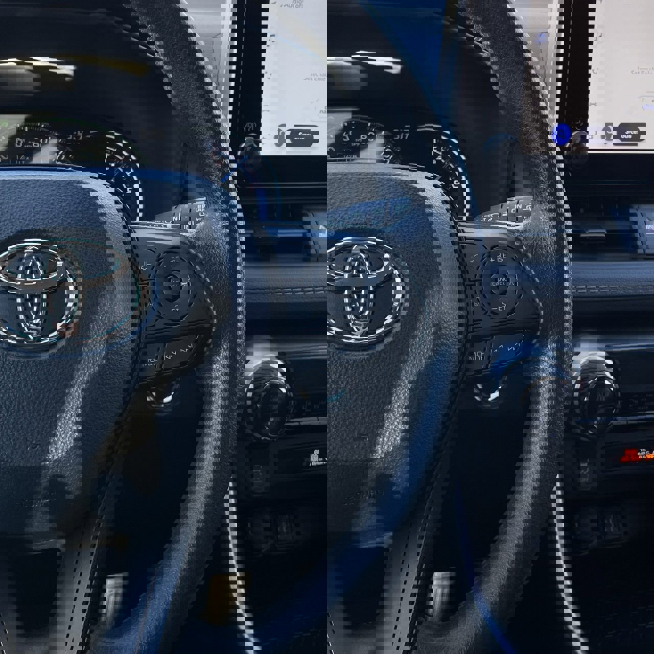 Used 2025 Toyota RAV4 XLE image 15