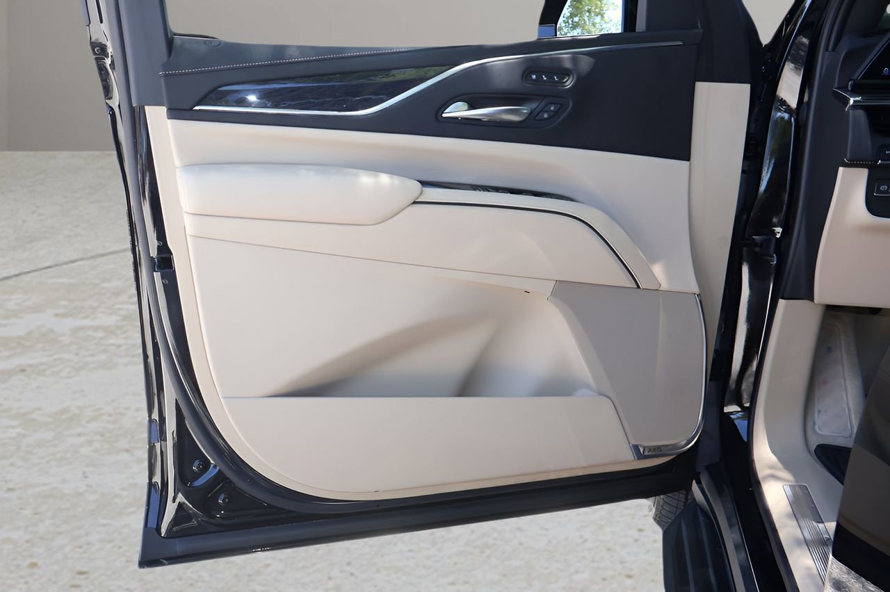 Used 2023 Cadillac Escalade Premium Luxury AWD/4WD image 10