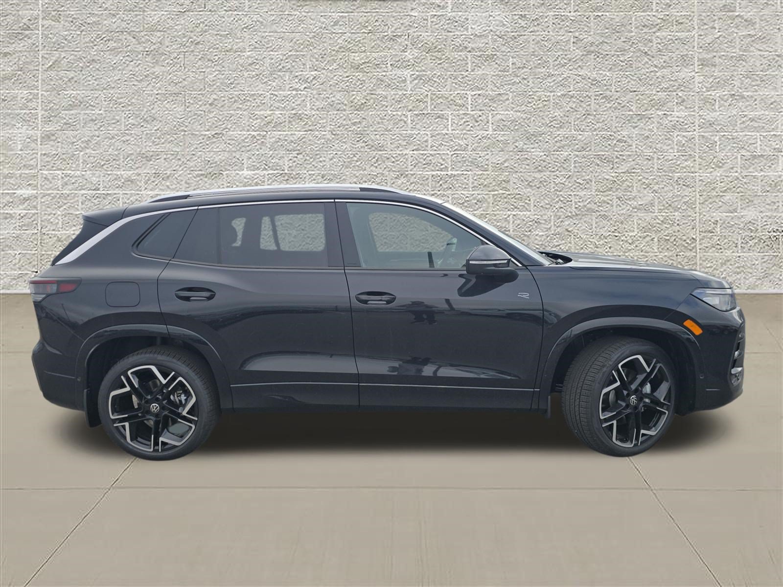 New 2026 Volkswagen Tiguan SEL R-Line AWD/4WD image 8