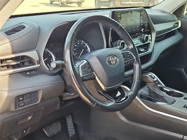 Used 2021 Toyota Highlander XLE FWD image 10