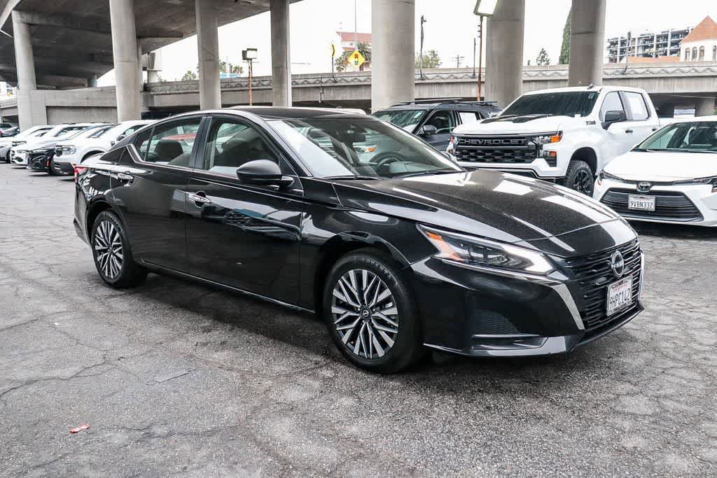 Used 2024 Nissan Altima 2.5 SV FWD image 3