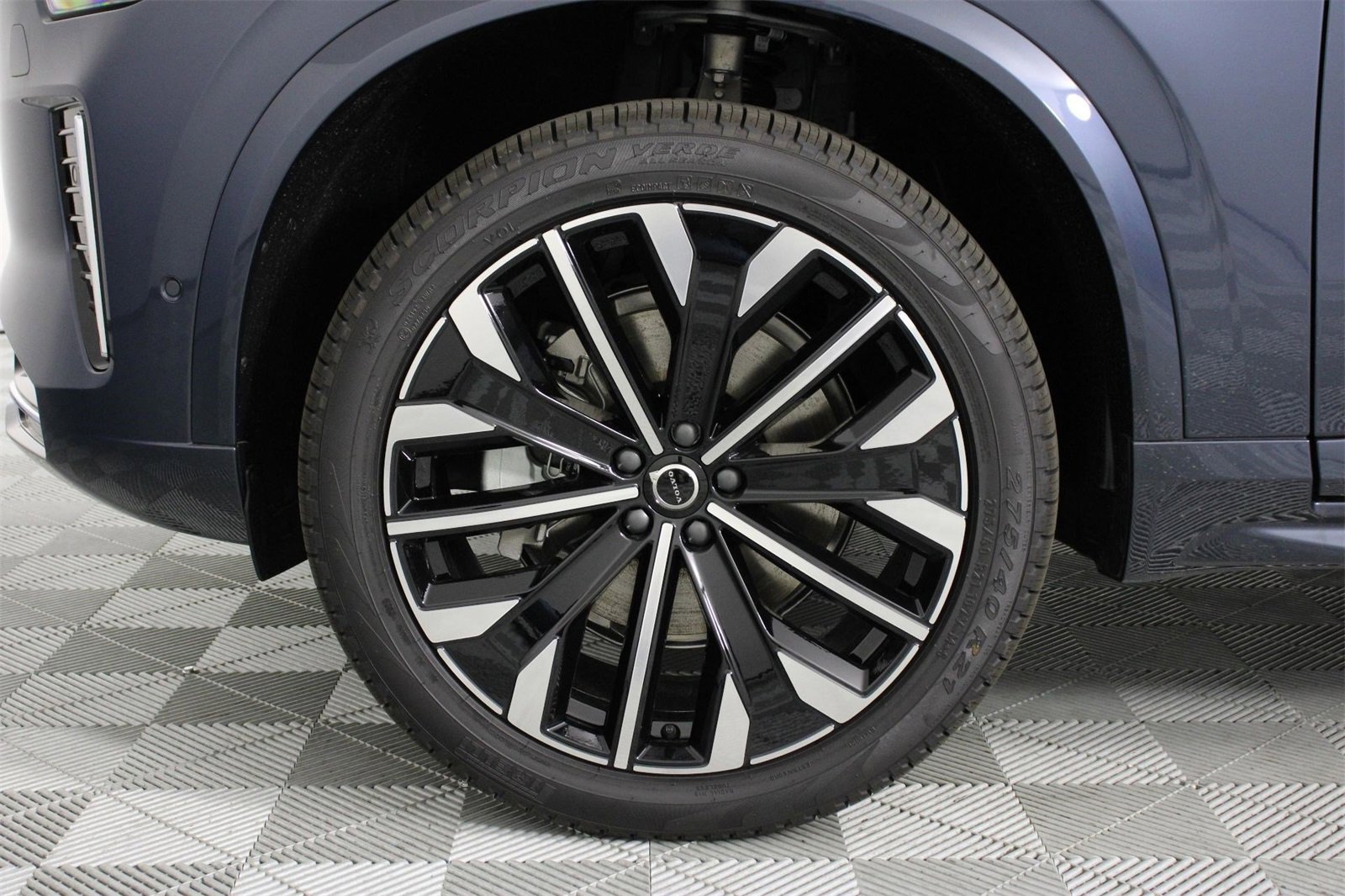 New 2026 Volvo XC90 B6 Plus w/ Protection Package Premier image 13