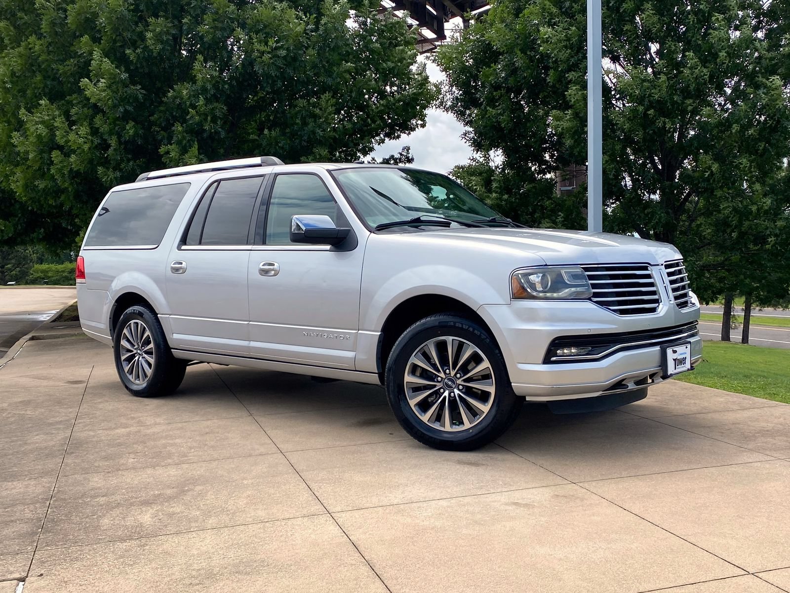 Used 2017 Lincoln Navigator L Select RWD image 1