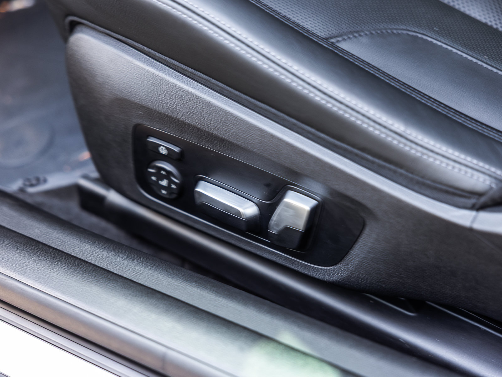 Used 2024 BMW M4 Coupe w/ Executive Package RWD image 14