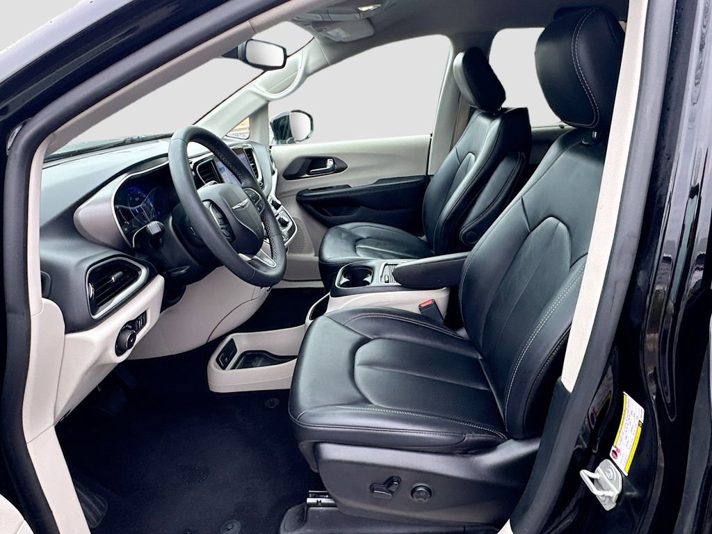 Used 2024 Chrysler Pacifica Touring-L image 31