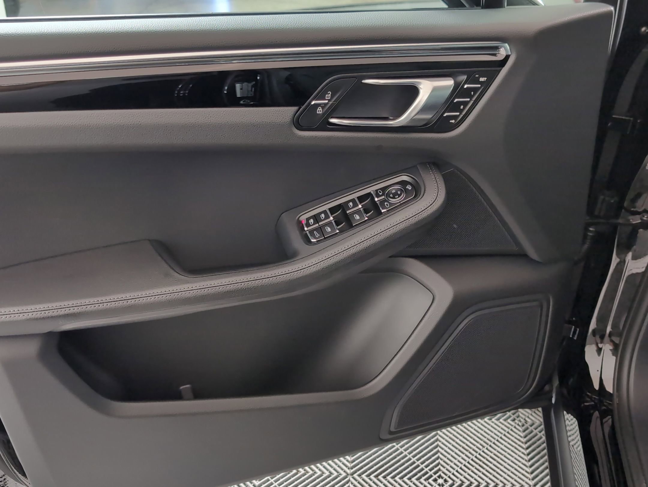 Certified 2025 Porsche Macan AWD/4WD image 16