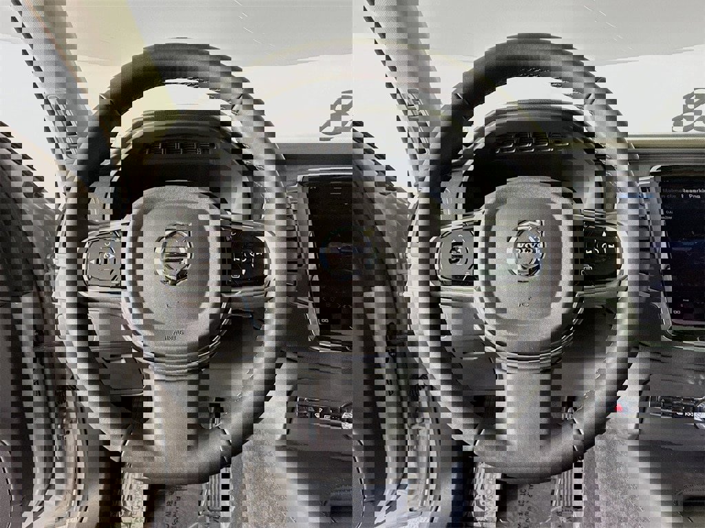 Certified 2025 Volvo XC90 B5 Core image 11