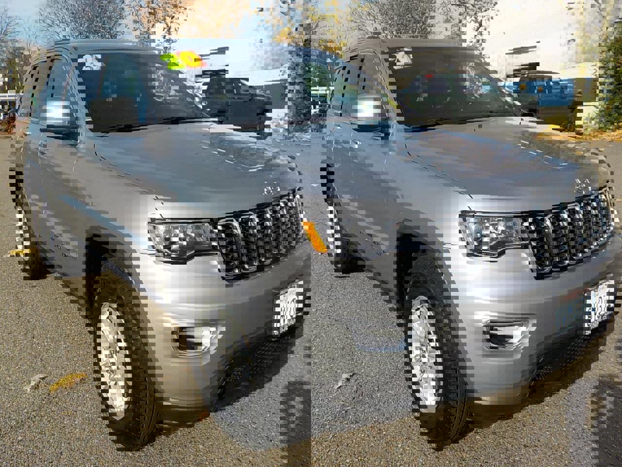 Used 2020 Jeep Grand Cherokee Laredo image 3