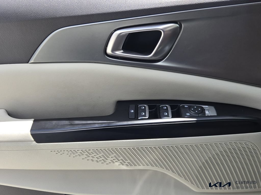 Certified 2022 Kia Carnival LX FWD image 27