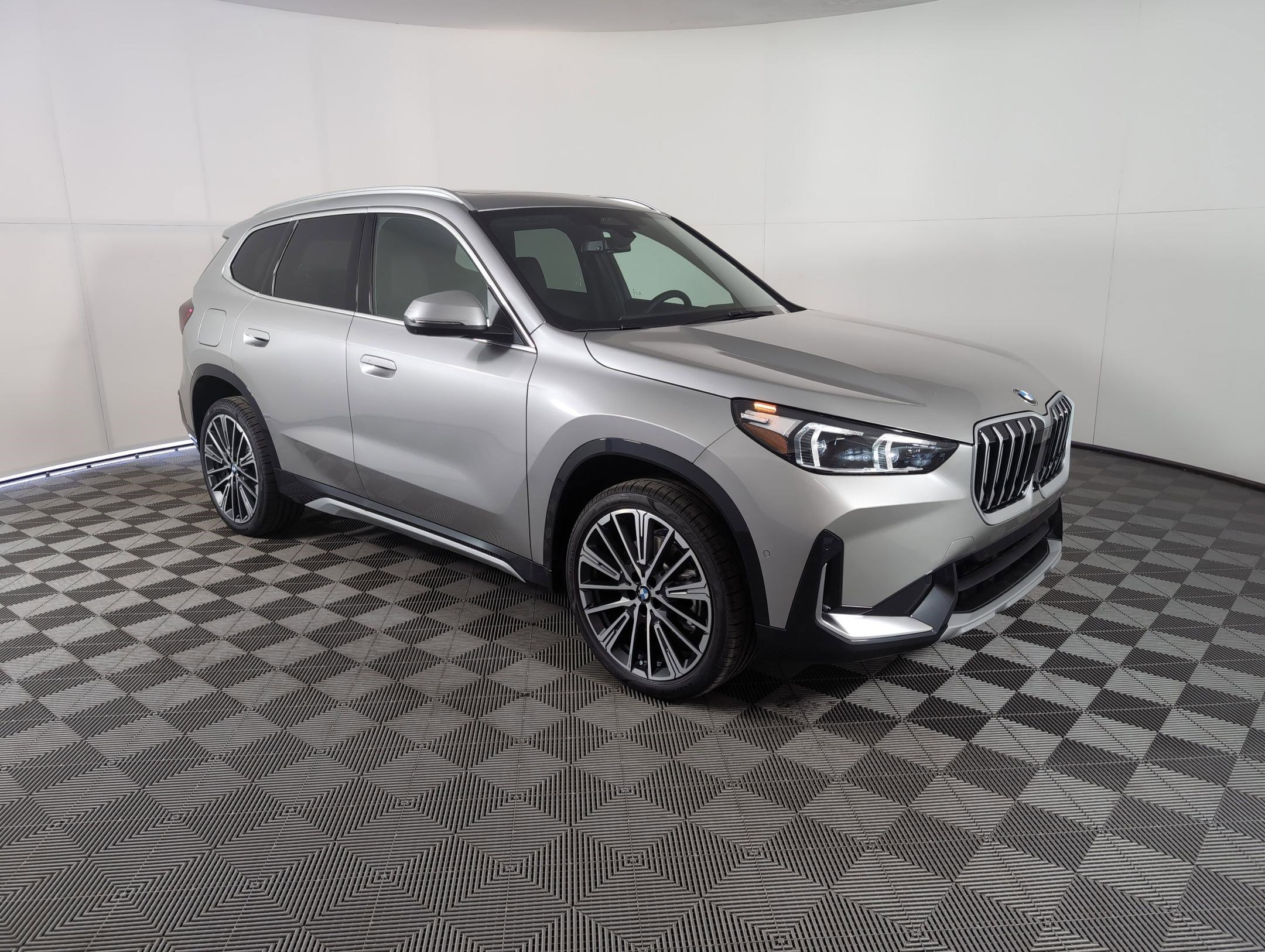 Used 2025 BMW X1 xDrive28i w/ Technology Package image 6