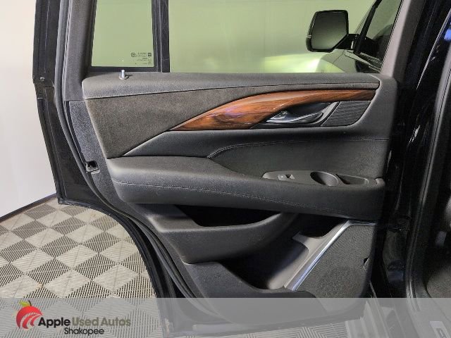 Used 2015 Cadillac Escalade Luxury image 29