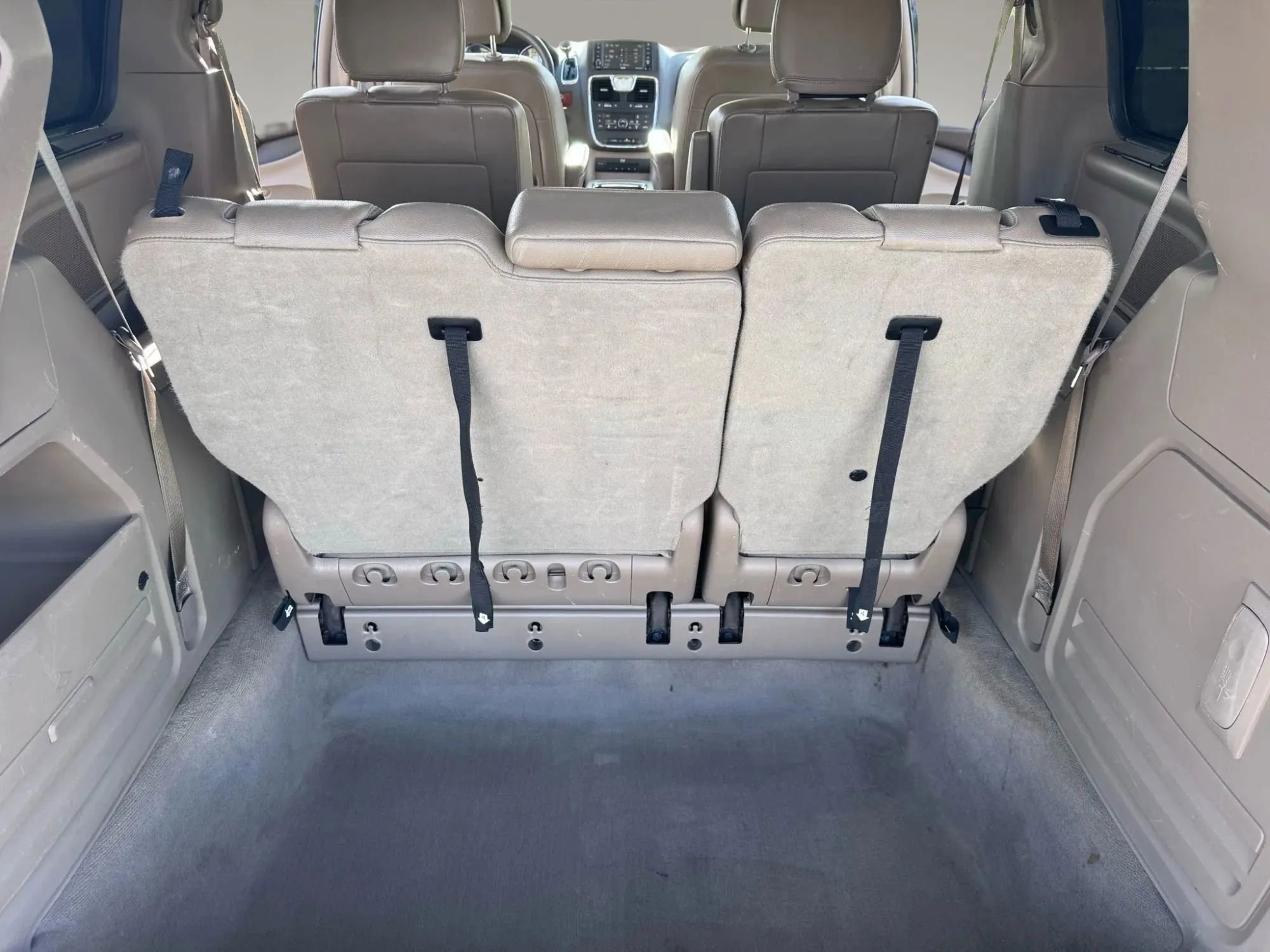 Used 2014 Chrysler Town & Country Touring-L w/ Driver Convenience Group FWD image 17