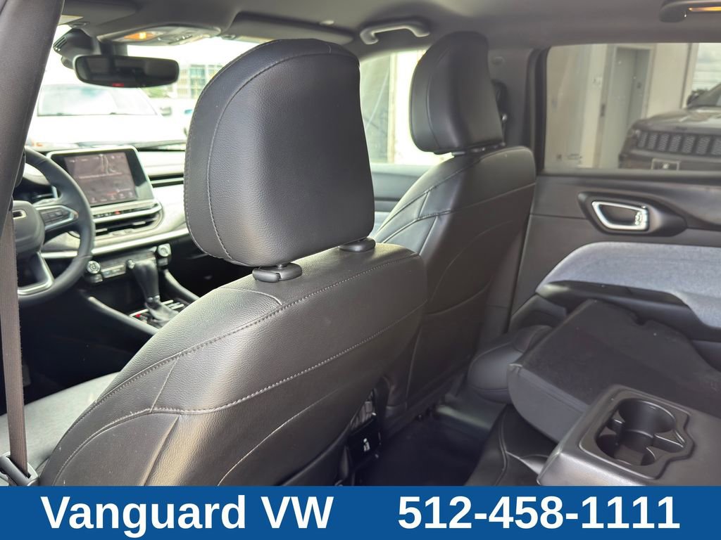 Used 2025 Jeep Compass Latitude w/ Convenience Group AWD/4WD image 29
