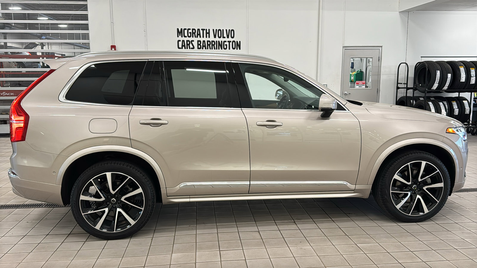 Used 2023 Volvo XC90 B5 Plus w/ Protection Package Premier AWD/4WD image 4