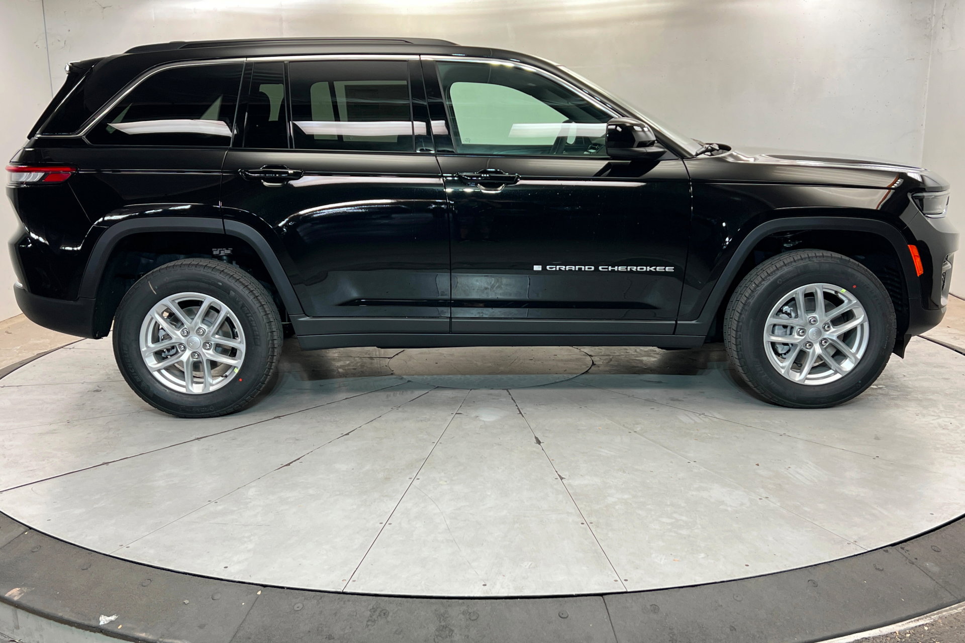 New 2026 Jeep Grand Cherokee Laredo AWD/4WD image 6