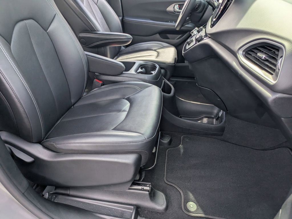 Used 2025 Chrysler Pacifica Select image 28