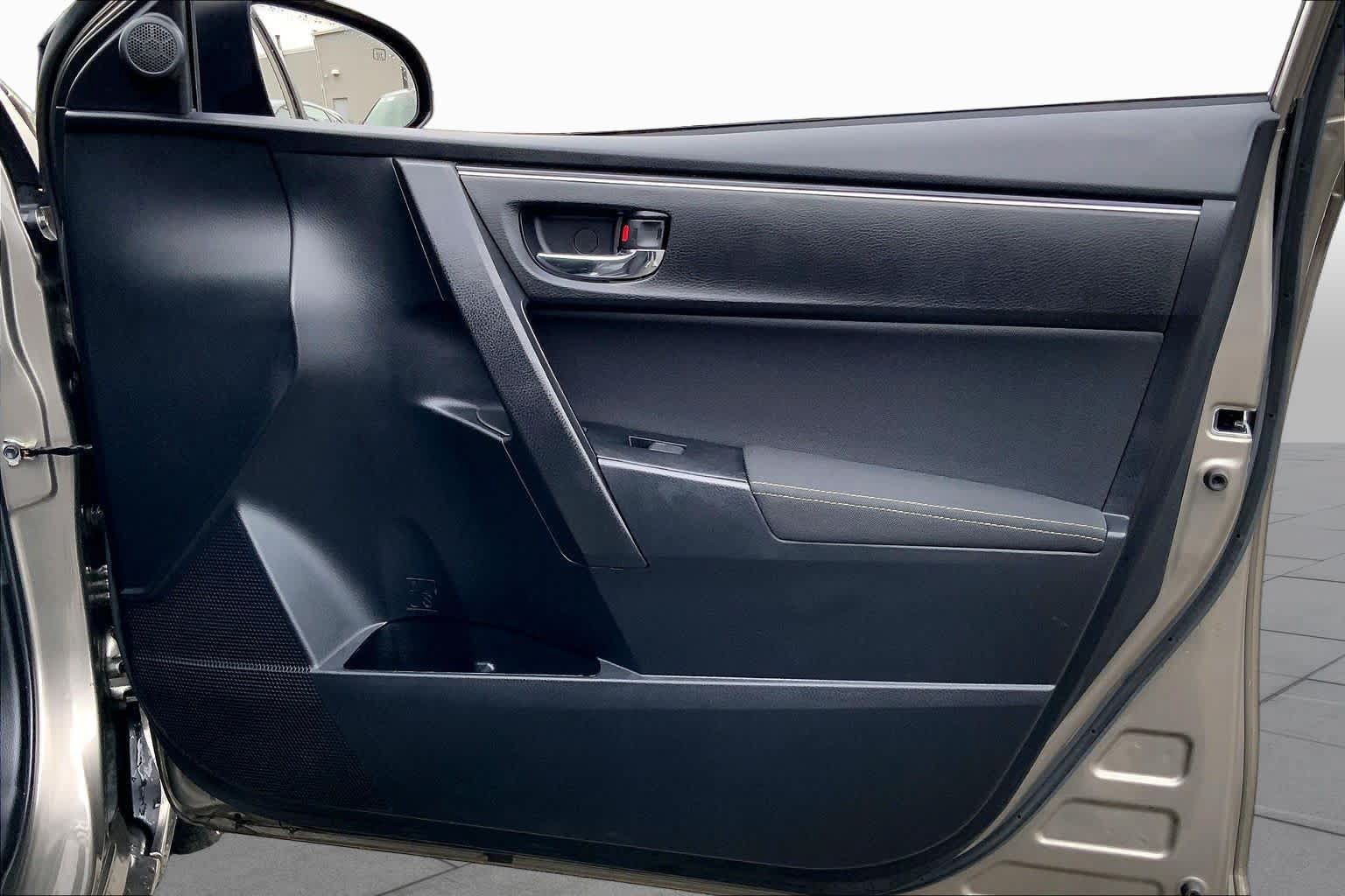 Used 2018 Toyota Corolla LE FWD image 23