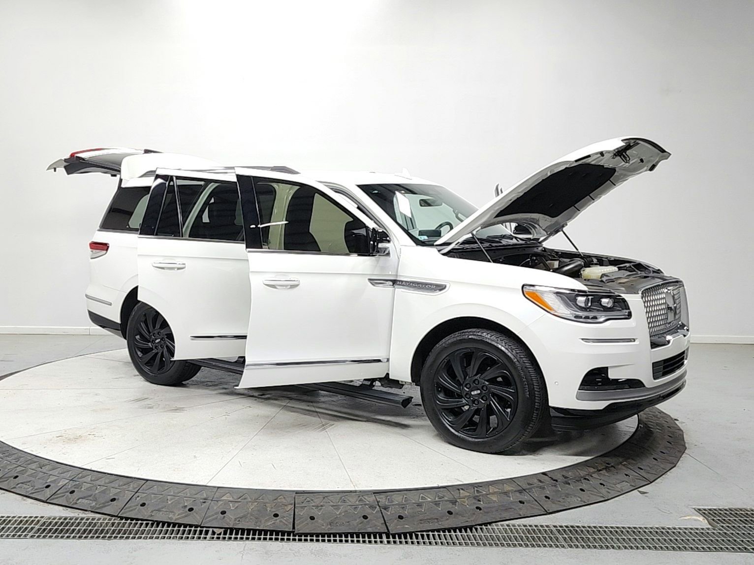 Used 2024 Lincoln Navigator Premiere AWD/4WD image 9