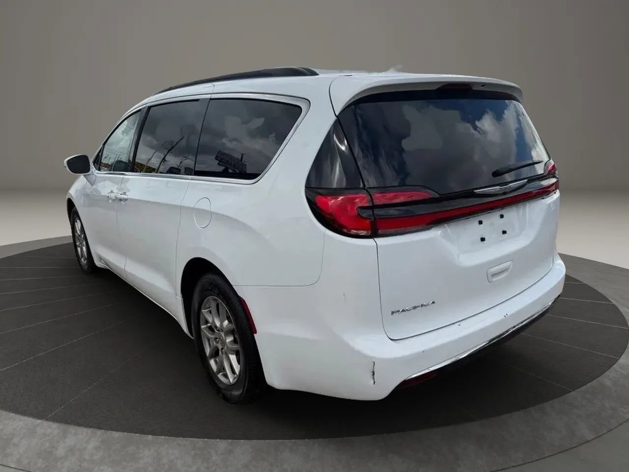 Used 2022 Chrysler Pacifica Touring FWD image 17