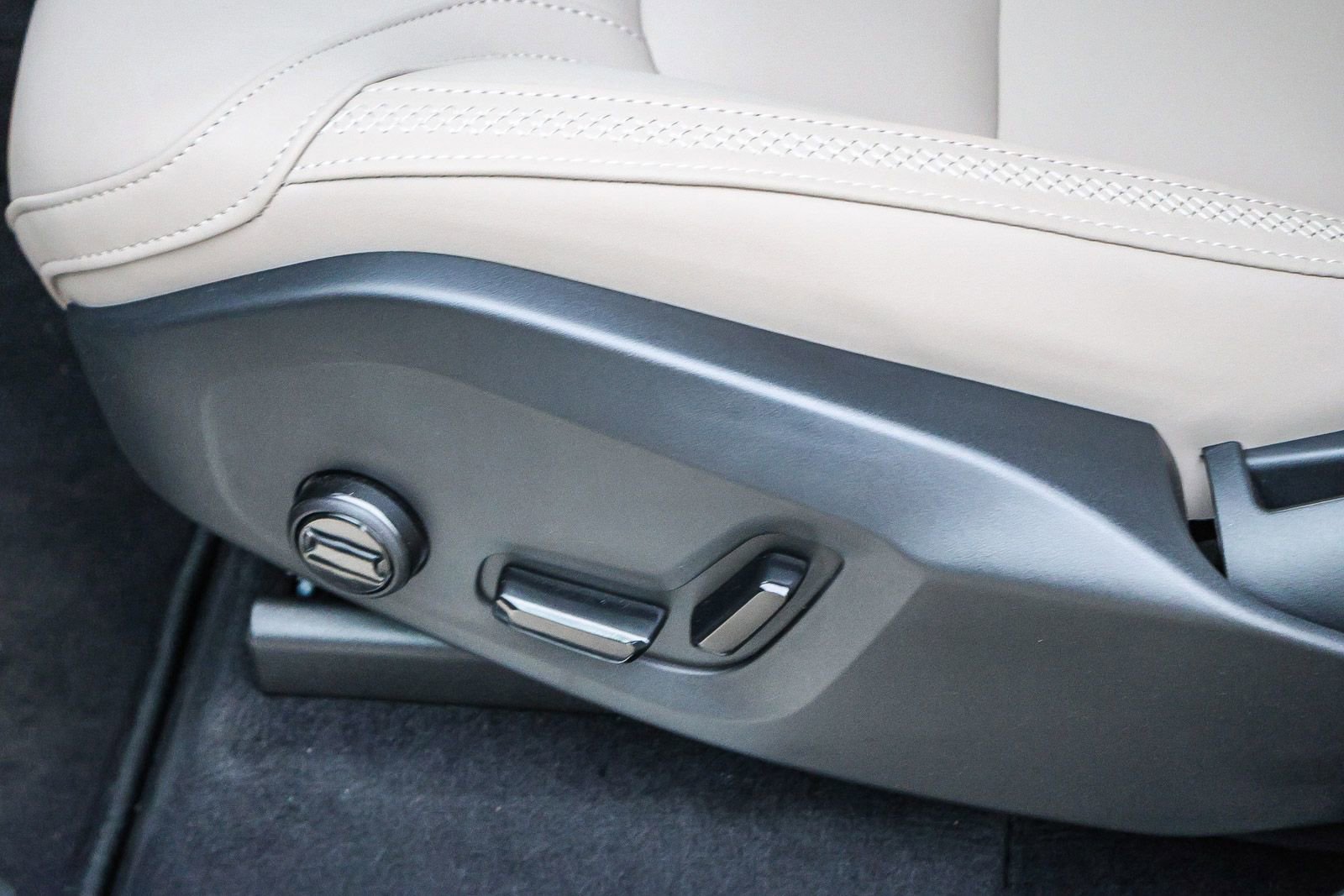 New 2025 Volvo XC90 B6 Core w/ Climate Package image 29