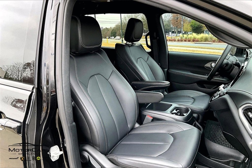 Used 2025 Chrysler Pacifica Select image 9