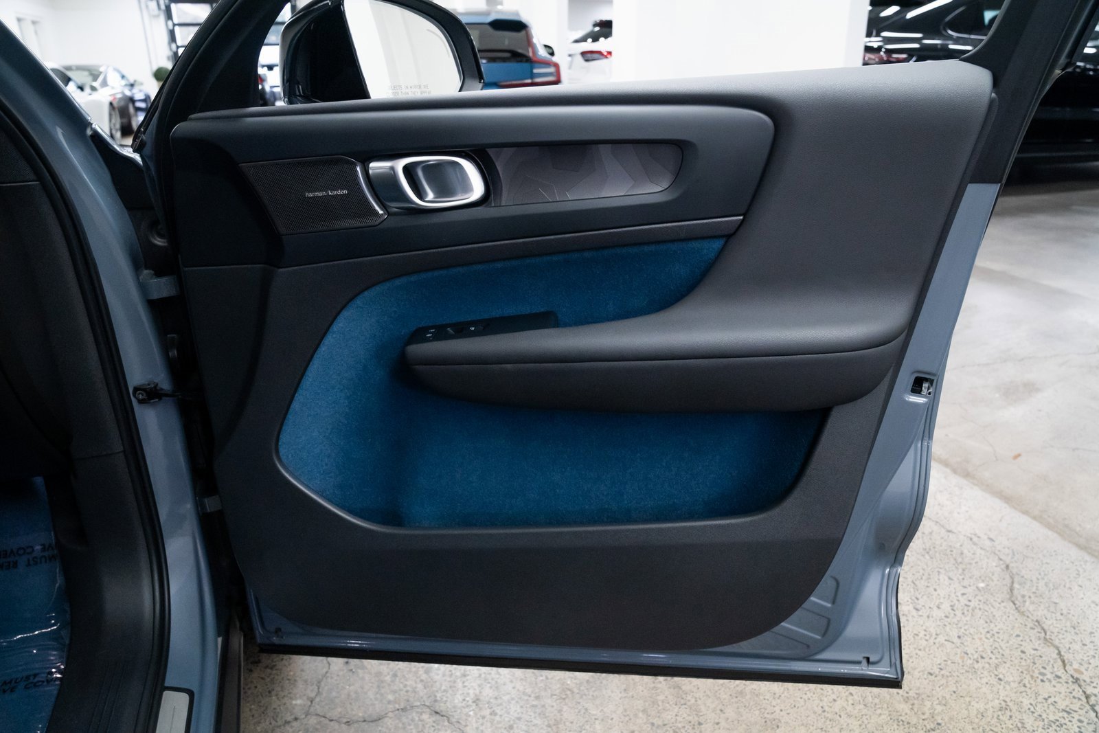 Used 2023 Volvo C40 P8 Recharge Ultimate image 21