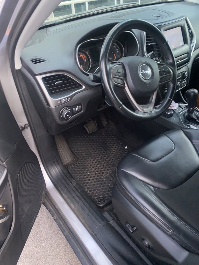 Used 2019 Jeep Cherokee Latitude Plus w/ Cold Weather Group image 5