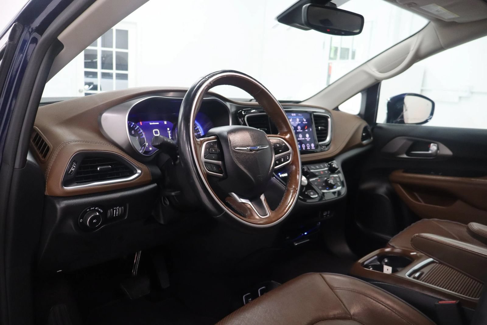 Used 2019 Chrysler Pacifica Limited w/ Tire & Wheel Group FWD image 40