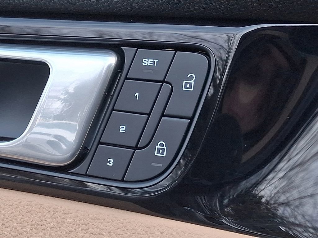 Used 2022 Porsche Panamera 4 image 24