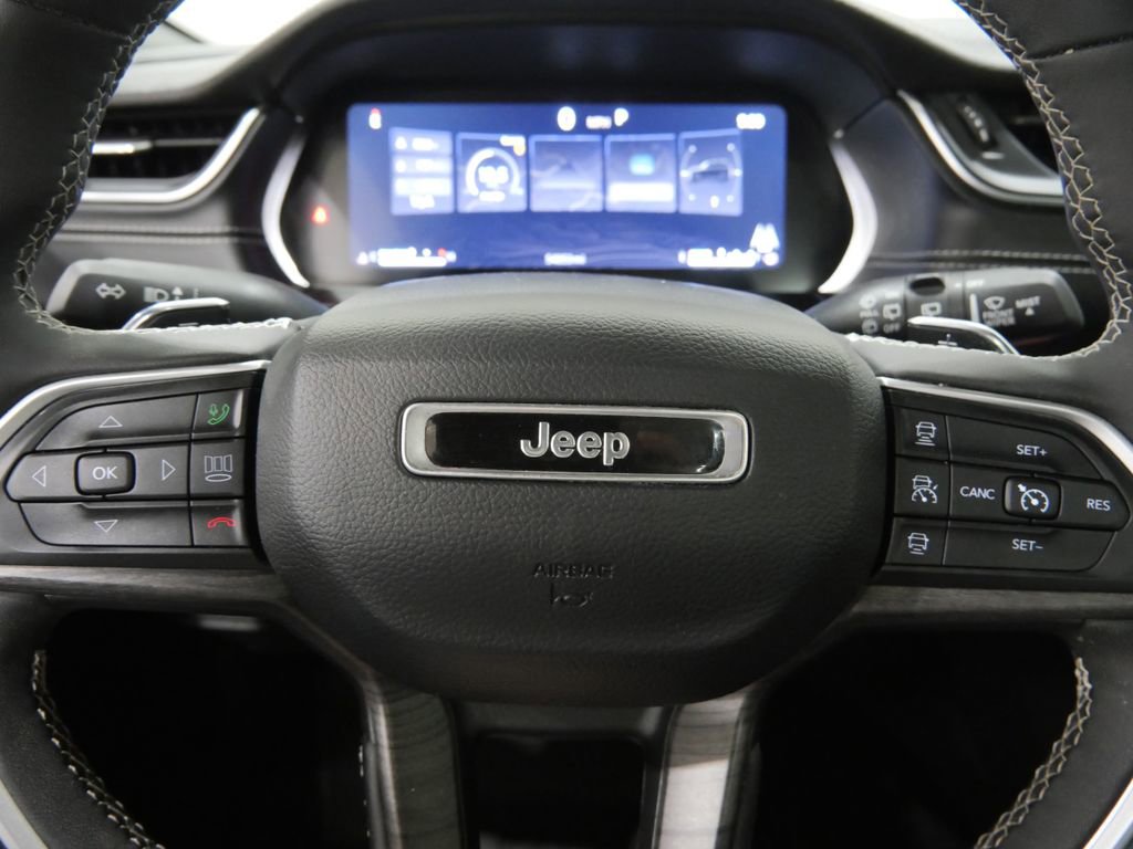 Used 2024 Jeep Grand Cherokee Limited w/ Luxury Tech Group II image 17