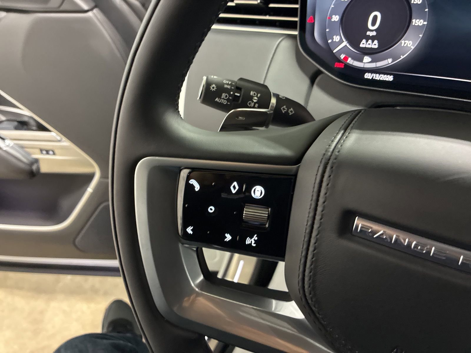 Used 2025 Land Rover Range Rover SE image 21