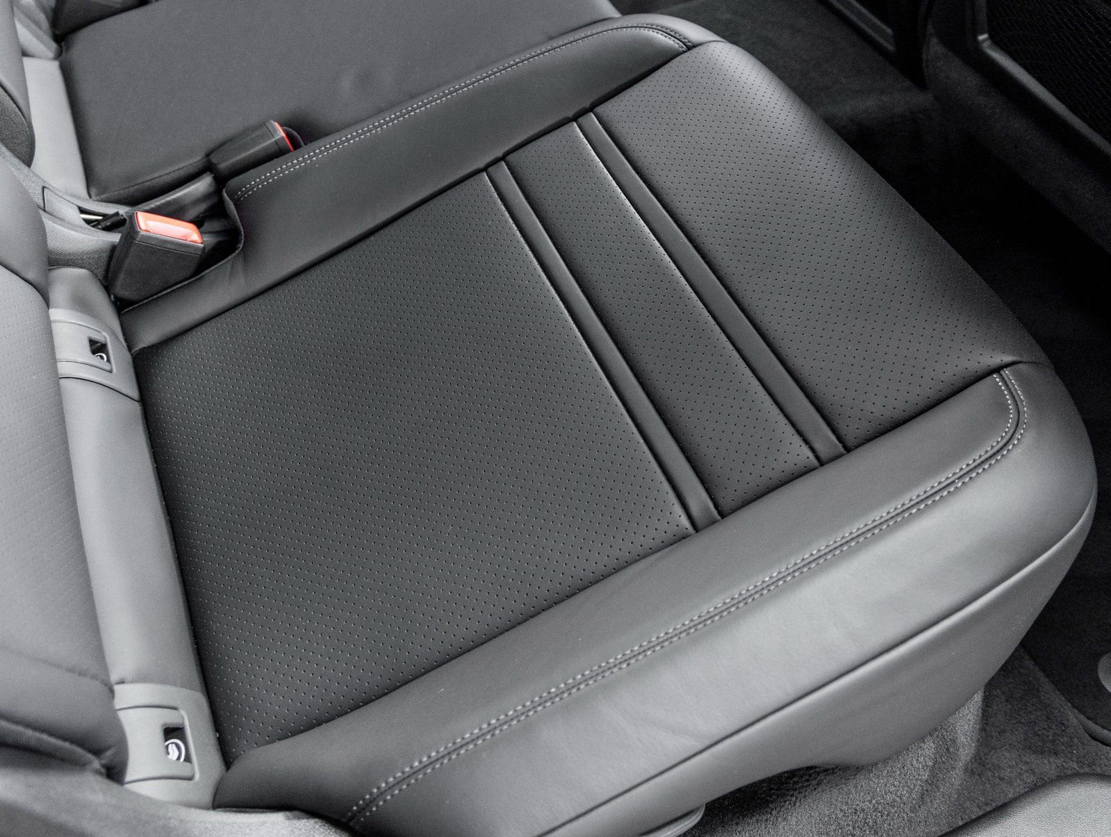 Certified 2025 Porsche Cayenne Coupe image 36