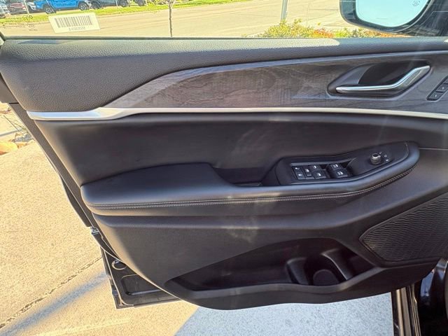 Used 2024 Jeep Grand Cherokee L Limited w/ Luxury Tech Group II AWD/4WD image 11