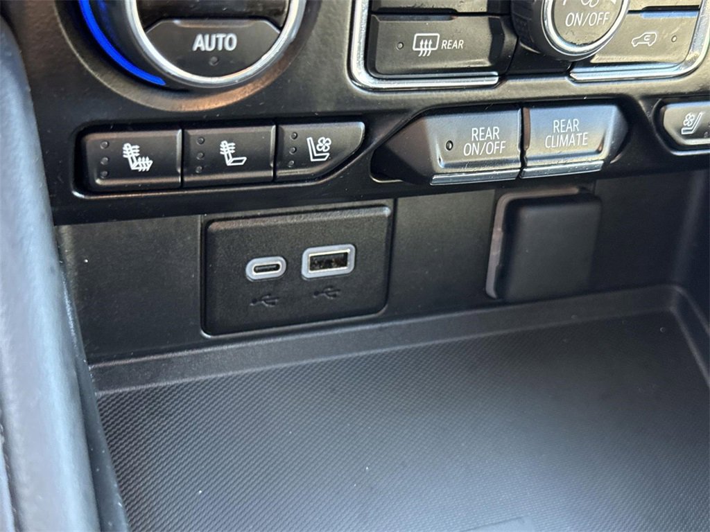 Used 2024 Chevrolet Suburban Premier image 37