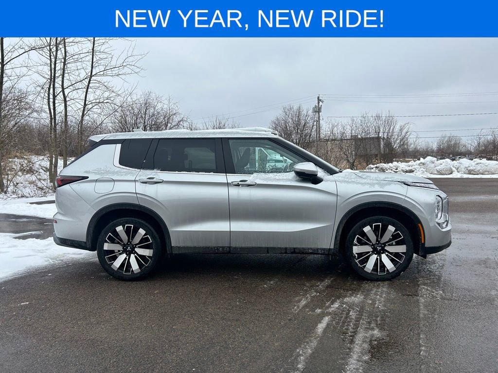 Used 2025 Mitsubishi Outlander SE image 7