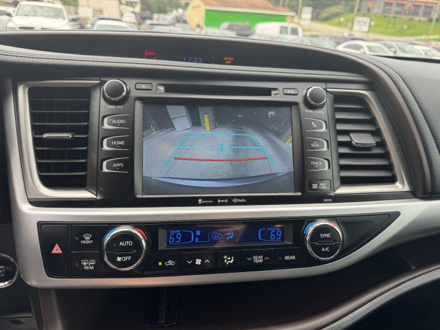 Used 2017 Toyota Highlander XLE AWD/4WD image 17