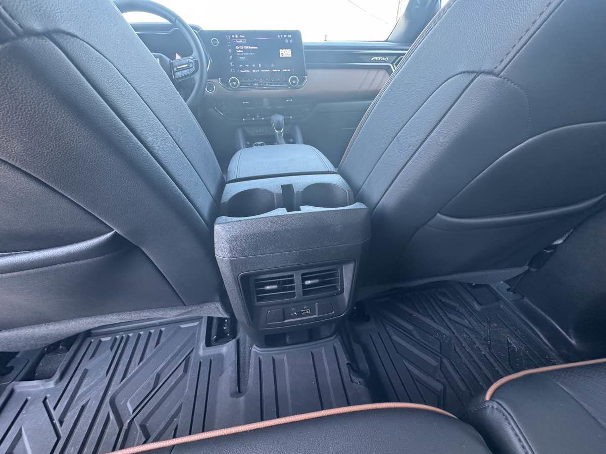 Used 2025 GMC Canyon AT4 w/ AT4 Premium Package AWD/4WD image 12