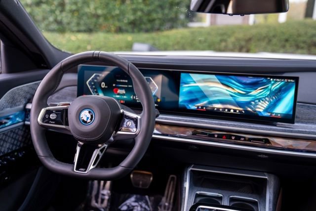Used 2023 BMW i7 xDrive60 w/ Executive Package 2 image 28