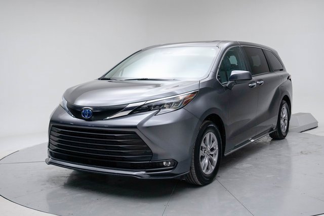 Certified 2025 Toyota Sienna XLE image 1