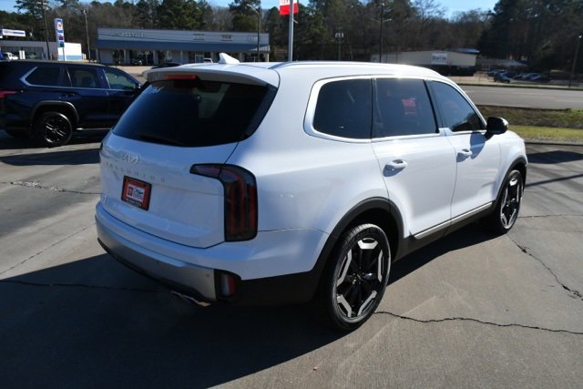 Used 2023 Kia Telluride EX w/ EX Captain's Chair Package image 5
