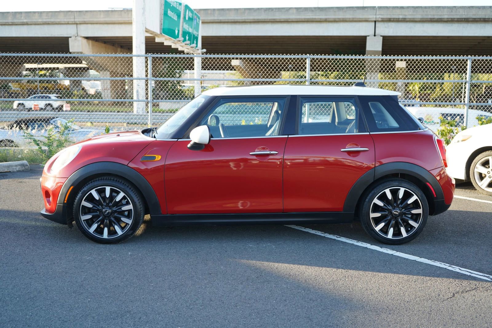 Used 2017 MINI Cooper 4-Door Hardtop image 2