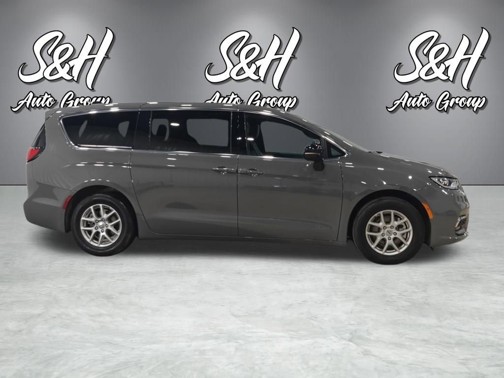 Used 2025 Chrysler Pacifica Select image 20