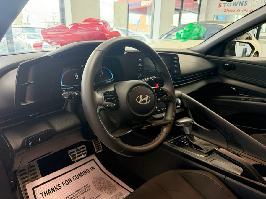 Used 2025 Hyundai Elantra Sport FWD image 23