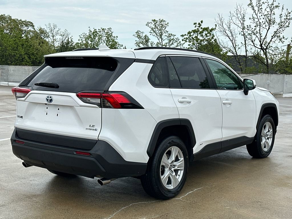 Used 2021 Toyota RAV4 LE AWD/4WD image 4