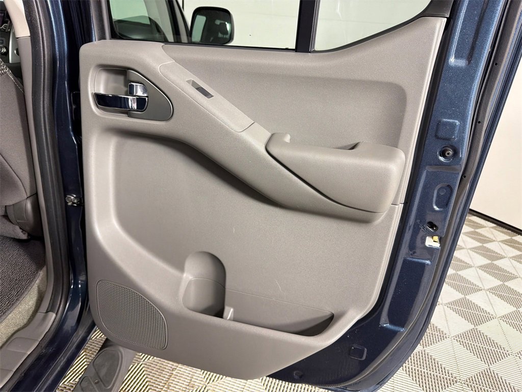 Used 2018 Nissan Frontier SV image 16