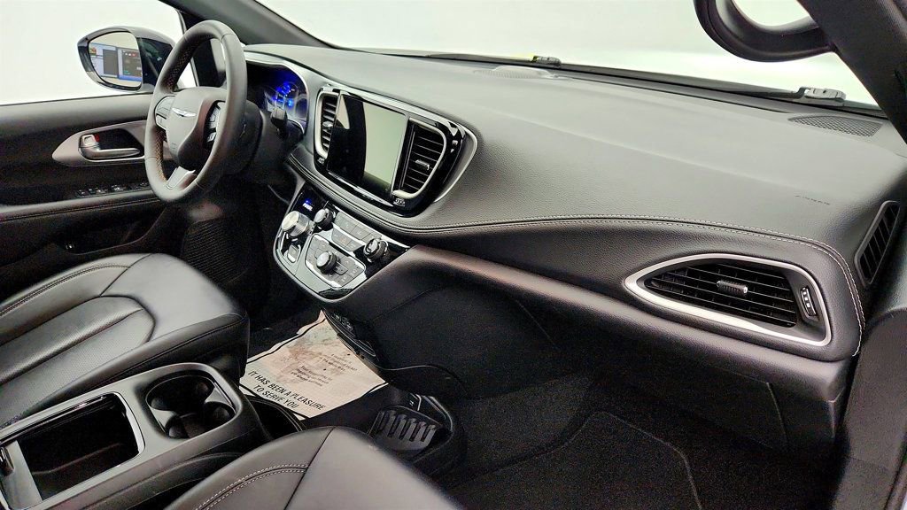 Used 2024 Chrysler Pacifica Limited FWD image 27